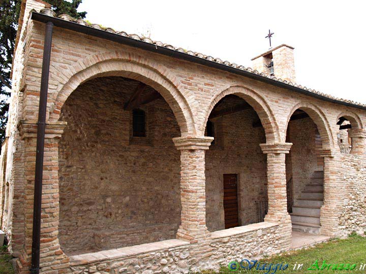 09-P5025740+.jpg - 09-P5025740+.jpg - La chiesa romanica di S. Massimo in Varano (XI sec.).